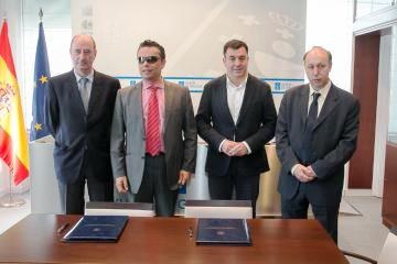 Mesa de la firma, con los representantes de  la ONCE y la Xunta gallega