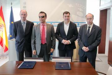 Mesa de la firma, con los representantes de  la ONCE y la Xunta gallega