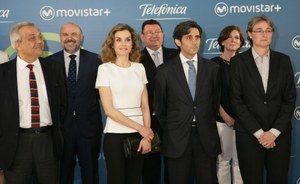 SM la reina Letizia rodeada de los responsables de Telefónica y representantes de las entidades investigadoras y de las asociaciones de la discapacidad