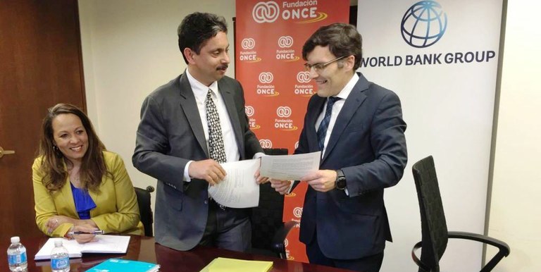 Alberto Durán (a la izquierda) y Maninder Gill se saludan, tras firmar el acuerdo, en presencia de Charlotte V. McClain-Nhlapo