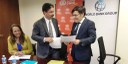 Alberto Durán (a la derecha) y Maninder Gill se saludan, tras firmar el acuerdo, en presencia de Charlotte V. McClain-Nhlapo