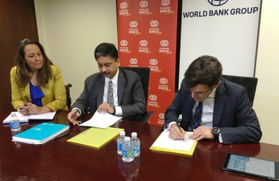Momento de la firma del Memorando con el Banco Mundial