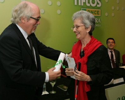 Entrega de uno de los premios del Tiflos de Literatura