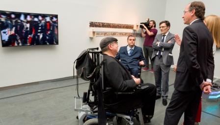 El ministro Alfonso Alonso ante la obra de Baltasar y el autor