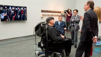 El ministro Alfonso Alonso ante la obra de Baltasar y el autor