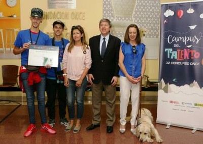 Antonio Mayor entregando uno de los diplomas, concretamente el correpondiente al instituo La Isleta de Las Palmas