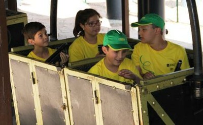 Cuatro de los escolares disfrutando en el Parque de Atracciones