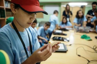 Un escolar trata de montar una pieza durante uno de los talleres desarrollados en Rascafría
