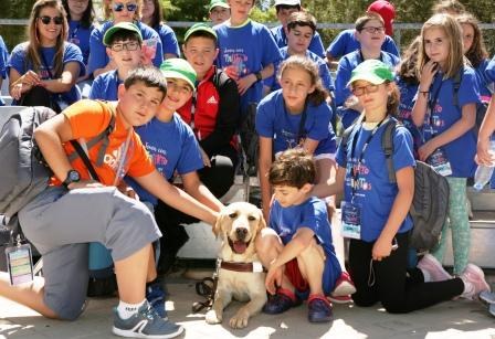 Un grupo de escolares durante la visita a la Escuela de la Fundación del Perro-Guía