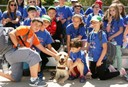 Un grupo de escolares durante la visita a la Escuela de la Fundación del Perro-Guía