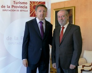 Cristóbal Martínez (a la izquierda) junto al presidente de la Diputación, Rodríguez Villalobos