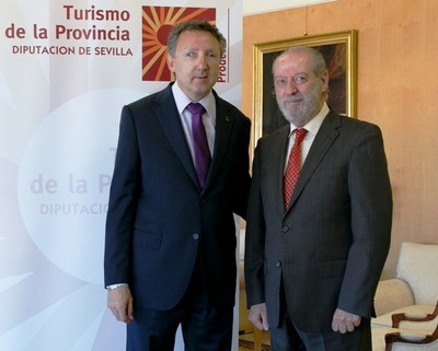 Cristóbal Martínez (a la izquierda) junto al presidente de la Diputación, Rodríguez Villalobos