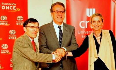 De izquierda a derecha, Alberto Durán, Segundo Píriz y Carmen Casero unen sus manos festejando el acuerdo