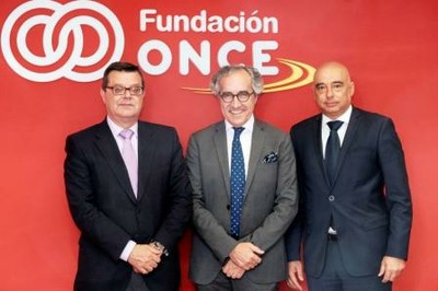 De izquierda a derecha, Martínez-Donoso, Pascual Sánchez y Eusebio Azorín, tras suscribir el acuerdo