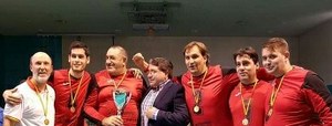 El equipo de Chamartín posa con su técnico y su trofeo