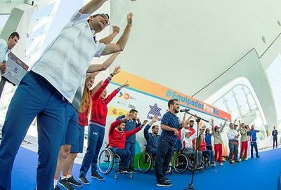 El Langui interpreta sobre el escenario la canción 'Se salen' en la clausura del acto 