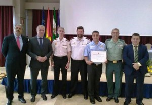 El vigilante de ILUNION, con su galardón en las manos, posa junto a las autoridades del Ministerio del Interior
