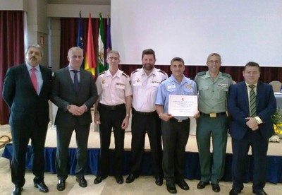 El vigilante de ILUNION, con su galardón en las manos, posa junto a las autoridades del Ministerio del Interior