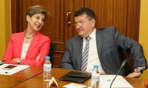 Isabel Allende conversa con el director general de la ONCE, Ángel Sánchez