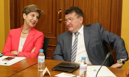 Isabel Allende conversa con el director general de la ONCE, Ángel Sánchez