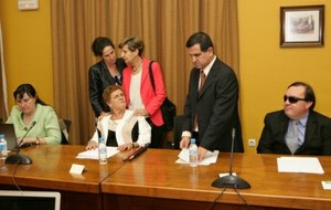 La patrona de FOAL Isabel Allende (de pie) saluda a la presidenta de ICEVI América Latina, Cristina Sanz, en presencia de la consejera general Ana Peláez (a su lado)