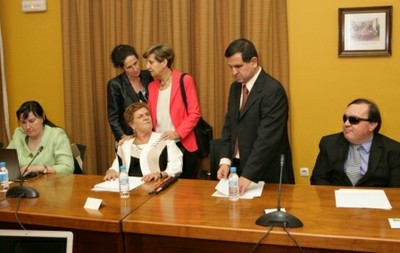 La patrona de FOAL Isabel Allende (de pie) saluda a la presidenta de ICEVI América Latina, Cristina Sanz, en presencia de la consejera general Ana Peláez (a su lado)