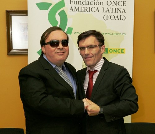Raimondi (a la izquierda) se abraza con Alberto Durán