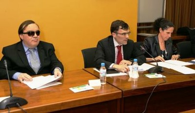 Raimondi, Alberto Durán y Ana Peláez (de izquierda a derecha) en la mesa presidencial