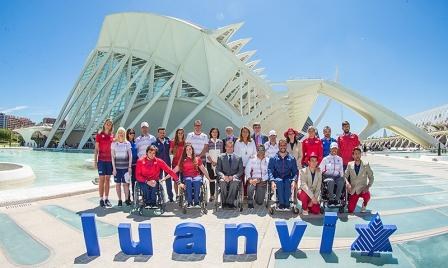 Foto de familia de los atletas junto a sus patrocinadores a la puerta del Hemisferic