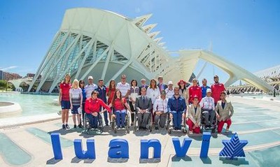 Foto de familia de los atletas junto a sus patrocinadores a la puerta del Hemisferic