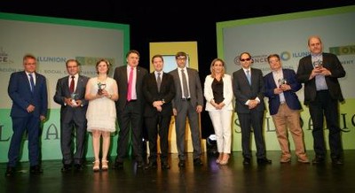 Foto de familia de los premiados con autoridades