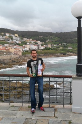 Jesús Manuel Golán posa en el paseo marítimo de su pueblo, Cayón, con la playa La Arnela (al fondo) donde aprendió a nadar y andar