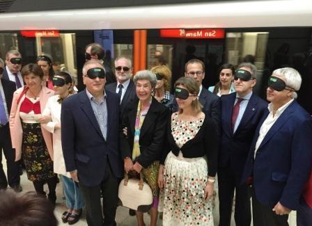 La comitiva, provista de antifaces que les impedían la visión, en un andén del Metro de Bilbao