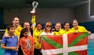 Las chicas de Gipuzkoa levantan su trofeo, enarbolando la ikurriña