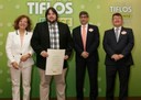 Ángeles Peñalver y César Guisado, con su reconocimiento al mejor trabajo en prensa escrita