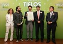 Miguel Castañeda (en el centro) recoge el premio de TV