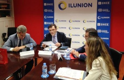 Presidencia de la mesa de reunión del Consejo de Administración de ILUNION