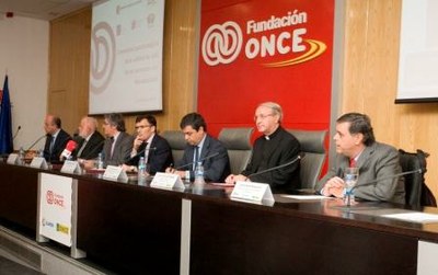 Representantes de los distintos cultos religiosos y de Fundación ONCE en la mesa presidencial del acto