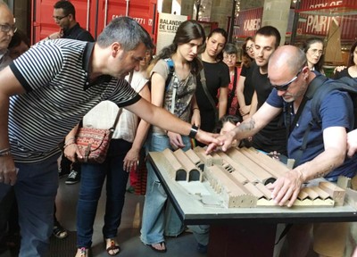 Un intérprete transmite a una persona sordociega las explicaciones del guía del Museo Marítimo de Barcelona 