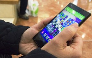 Una persona practicando un juego digital con su smartphone