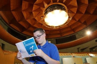 Unjoven con implante coclear en La Maestranza