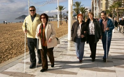 Un grupo de mayores paseando
