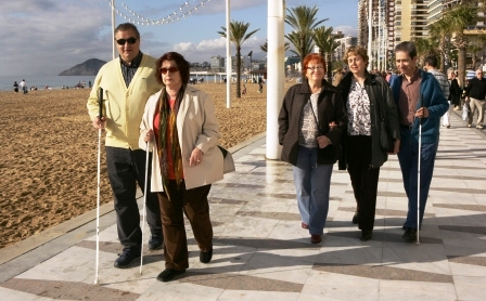 Un grupo de mayores paseando