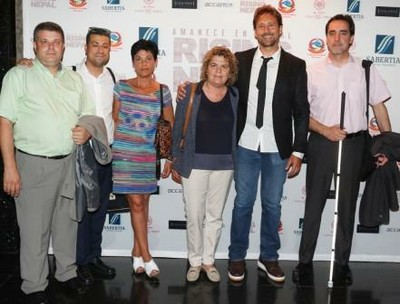 Representantes de la ONCE y su Fundación con el director de Rising Nepal