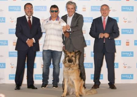 Carballeda, Ereño y Alejandro Blanco presentan el acuerdo junto al lanzador ciego David Casinos y su perro guía