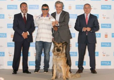 Carballeda, Ereño y Alejandro Blanco presentan el acuerdo junto al lanzador ciego David Casinos y su perro guía