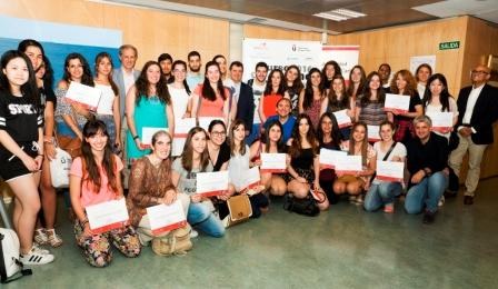 Alumnos y alumnas participantes recogen sus diplomas junto a los organizadores del Curso