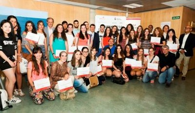 Alumnos y alumnas participantes recogen sus diplomas junto a los organizadores del Curso