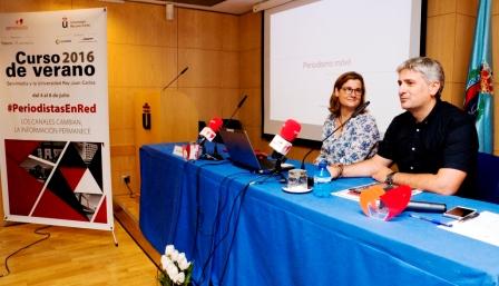 El periodista Chema Doménech, secretario del Curso de Verano, durante una de las presentaciones