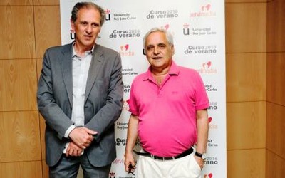 González Huesa, director general de Servimedia, con el periodista Juan Cruz (a la derecha)
